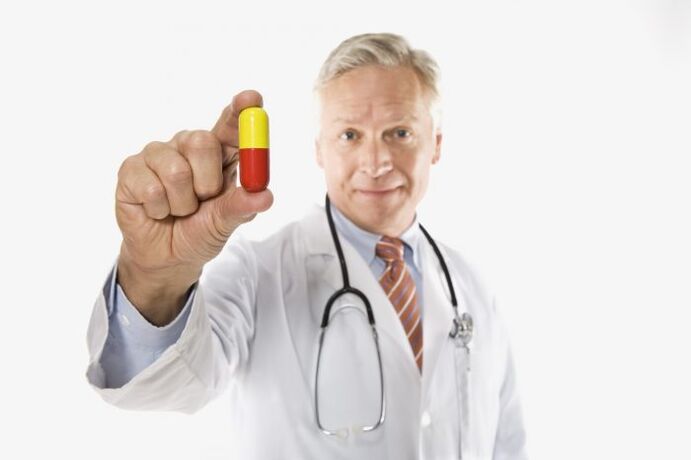 Le médecin propose des médicaments contre la prostatite